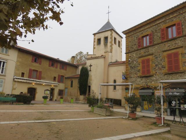 Place Benoit Dubost, avec l'église Saint-Barthélémy de Fleurieux-sur-l'Arbresle (Rhône, France).