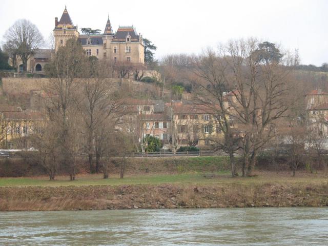 Le château de Rochetaillée-sur-Saône, dans le Rhône, dominant la Saône