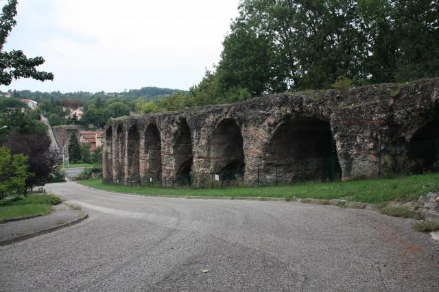 Pont-siphon de l'Yzeron - Aqueduc romain du Gier au lieu-dit Beaunant à Sainte-Foy-lès-Lyon, Rhône-Alpes, France