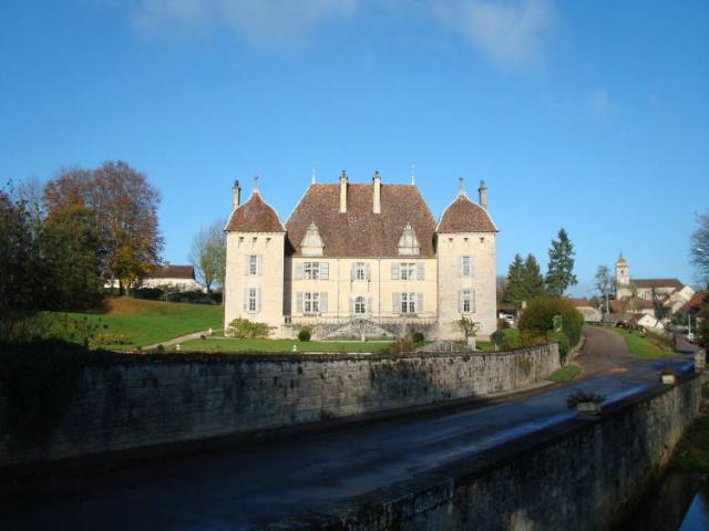 Vue de Filain et de son château (Haute-Saône)