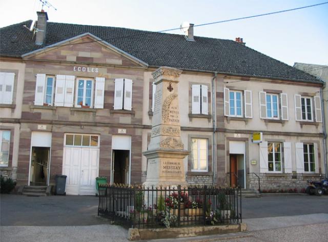 Mairie, monument aux morts et école de Mersuay 2013