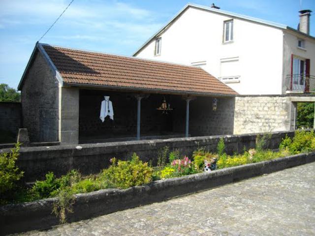 Massif de fleurs devant le lavoir à Blondefontaine