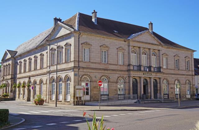 Le bâtiment du palais de justice de Lure est couplée avec celui de la mairie.