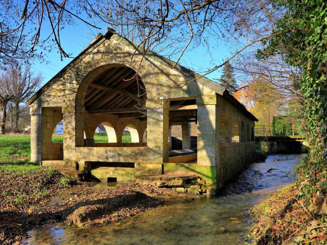 Le Grand lavoir au bord du ruisseau de Noirfond