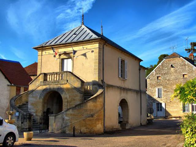 Beaujeu : la mairie-lavoir