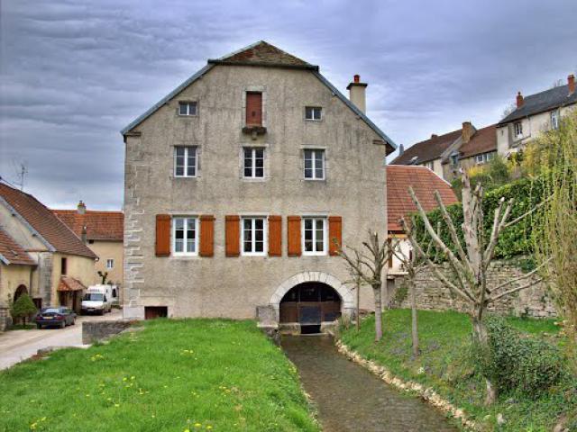 Bucey-lès-Gy : moulin sur le canal
