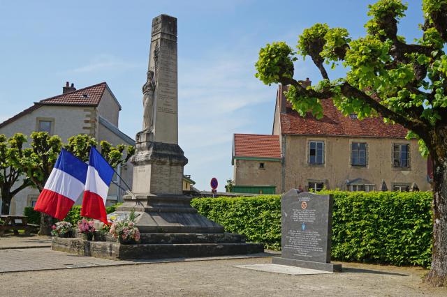 Le monument aux morts et la stèle commémorative de Saulx