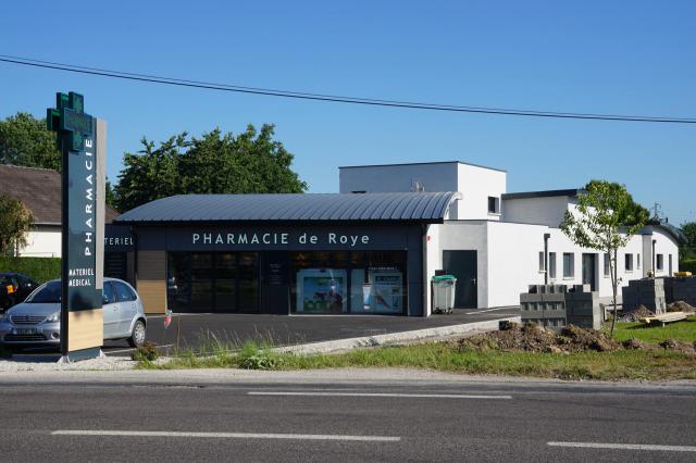 La pharmacie et le pôle médicale de Roye (Haute-Saône).