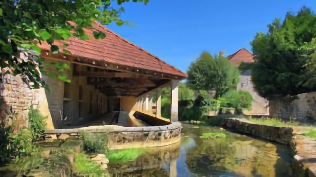 Choye : le grand lavoir (vue de profil)