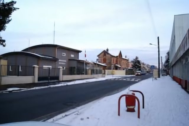 SAINT-LOUP-sur-SEMOUSE-70---Ralentisseur devant la Gendarmerie--(familièrement:gendarme couché)