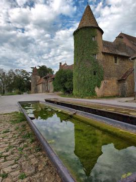 Bonnay : le château et son reflet sur l'eau de l'abreuvoir