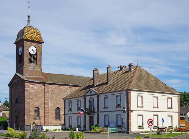 La mairie et l'église de Breuches.