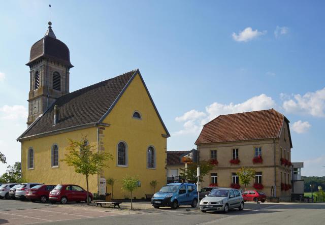 La mairie et le temple protestant d'Échenans-sous-Mont-Vaudois.