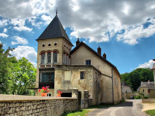Motey-Besuche : manoir avec tour-pigeonnier