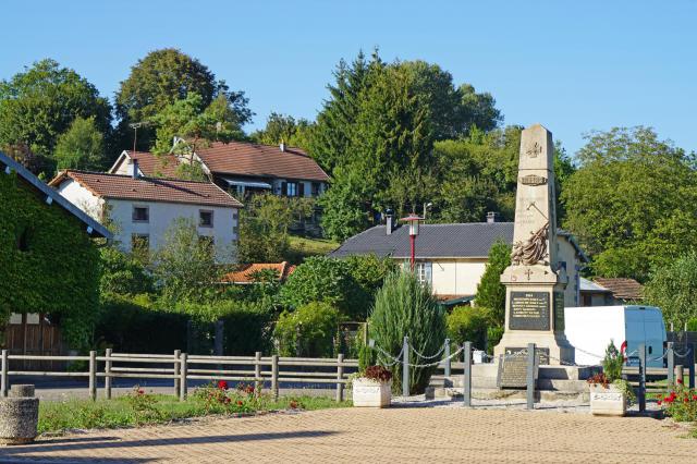 Le monument aux morts de Briaucourt en Haute-Saône.