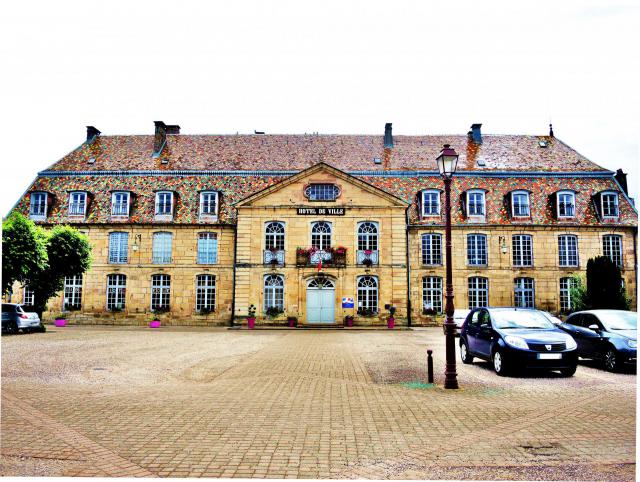 Façade de l'ancien château de Clermont-Tonnerre. Hôtel de ville, actuellement.