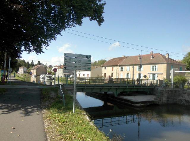 Le pont tournant sur le Canal des Vosges à Selles
