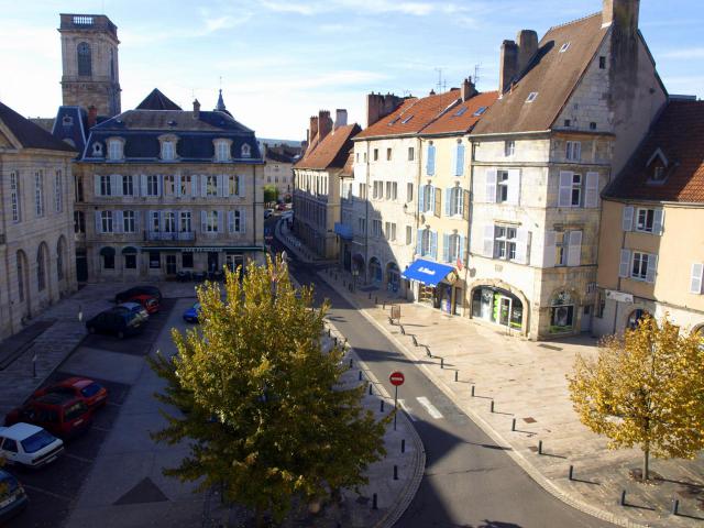 Vesoul (Haute-Saône, France) : Vue de la Place du Palais de justice, avec en arrière-plan le clocher de l'église Saint-George.