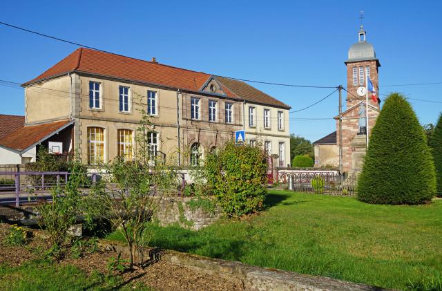 La mairie-école et l'église de Froideconche.