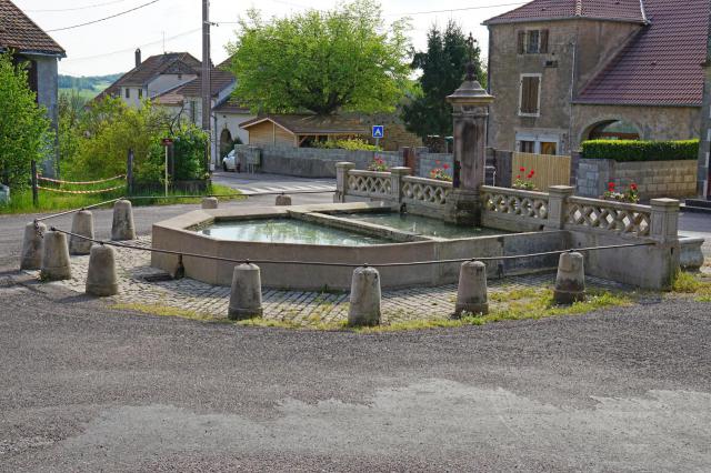 Fontaine à Châtenois (Haute-Saône).
