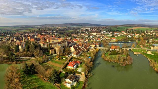 La ville et ses ponts sur l'Ognon