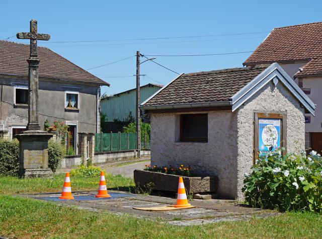 Bascule et croix de La Chapelle-lès-Luxeuil.