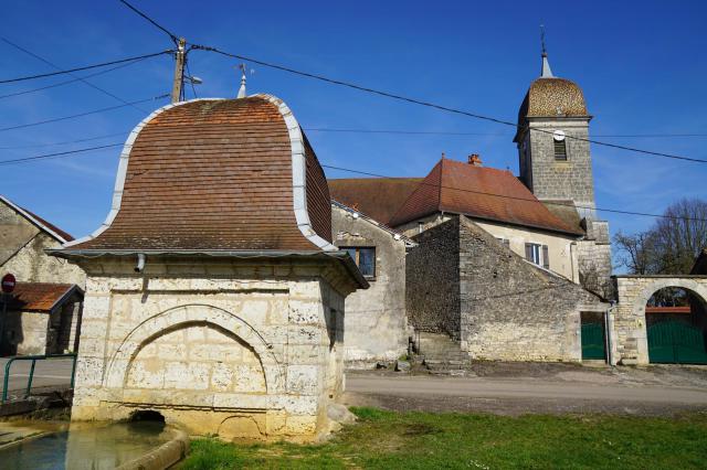 Lavoir de Vezet avec l'église en arrière plan.