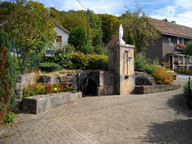 Double fontaine avec la vierge à Accolans