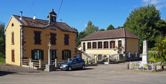 L'ancienne et l'actuelle mairie de Rignovelle ainsi que le monument aux morts.