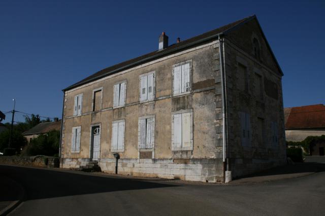 Borey Ancien Bâtiment communal ( mairie-école)