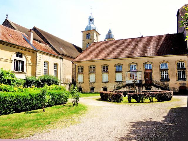 Façade de l'entrée de l'ancienne abbaye.