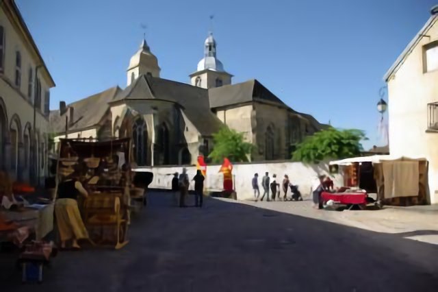 Faverney, Rue Bossuet avec vue sur les 2 clochers