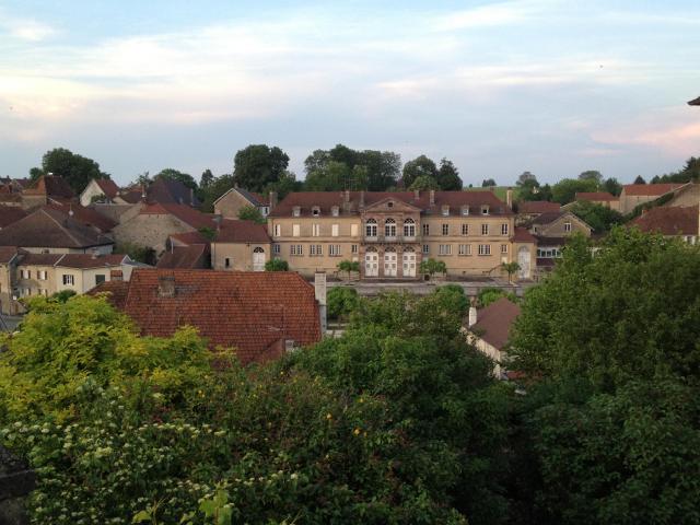Mairie de Breurey-lès-Faverney depuis le parvis de l'église