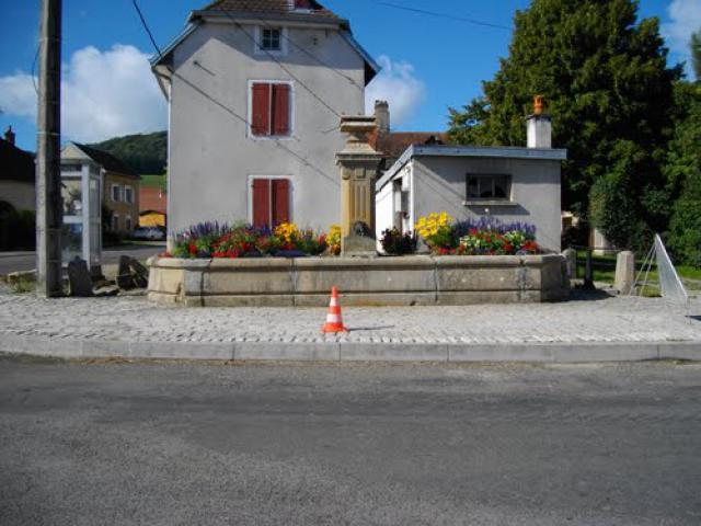 Fontaine au centre de Courchaton