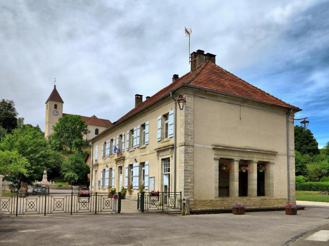 La mairie-lavoir et l'église