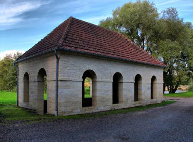 Montot : le lavoir et le pont
