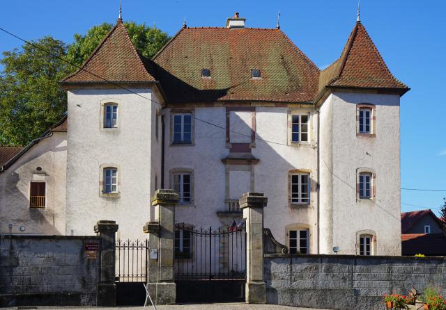 Le château de Quers qui abrite la mairie, la bibliothèque-médiathèque et la salle polyvalente.