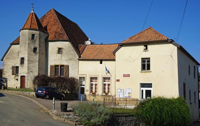 Maison à tour et la mairie de Grammont (Haute-Saône).