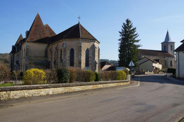 La chapelle de l'EHPAD et l'église de Neurey-lès-la-Demie.