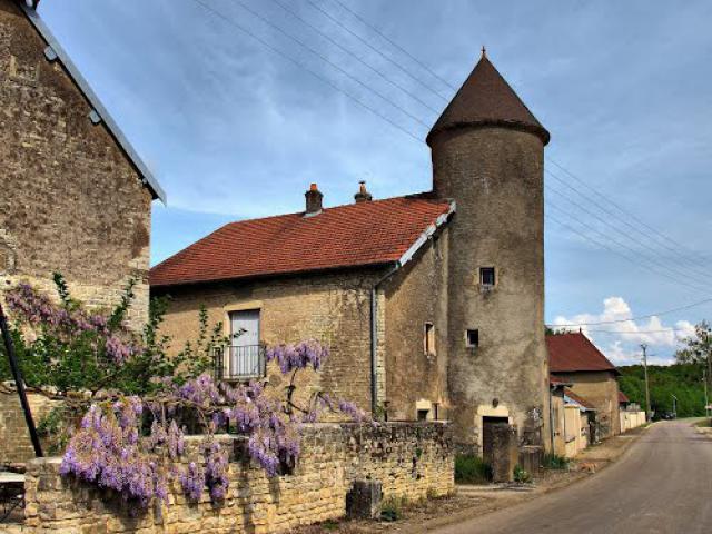 Hugier : maison avec pigeonnier