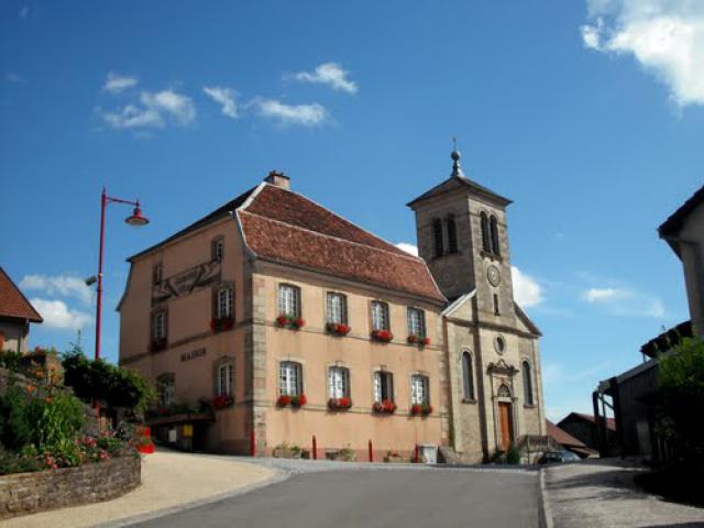 LUZE - LA MAIRIE