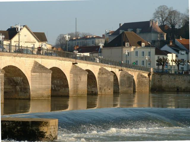Gray, pont de pierre sur la Saône.