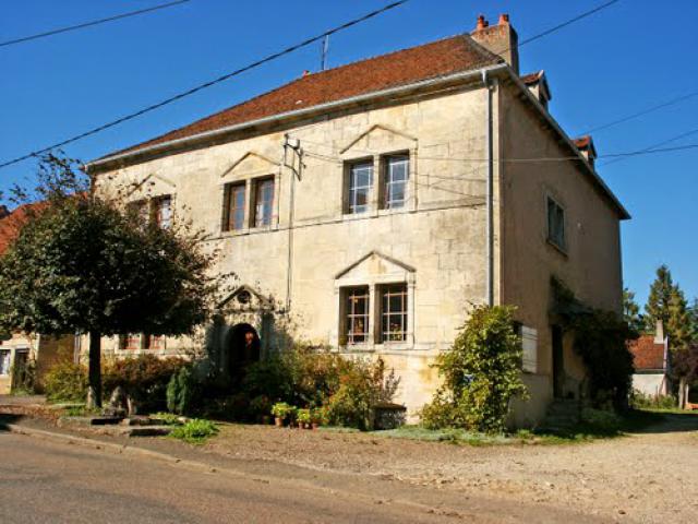 TRAVES - MAISON ANCIENNE