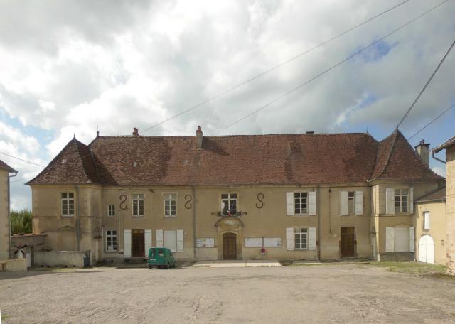 Le château de Jasney avec la mairie dans l'aile sud