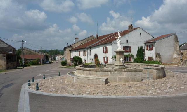 Fontijn op dorpsplein in 70500 Ormoy France