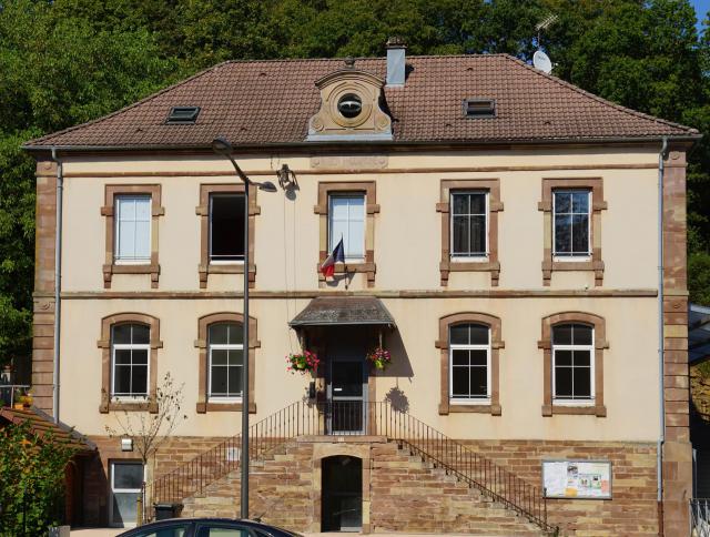 La mairie et la salle des fêtes de Trémoins.