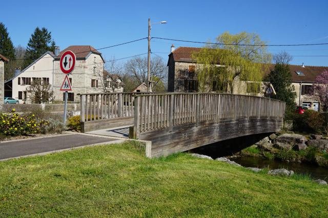 Passerelle au centre de Froideterre.