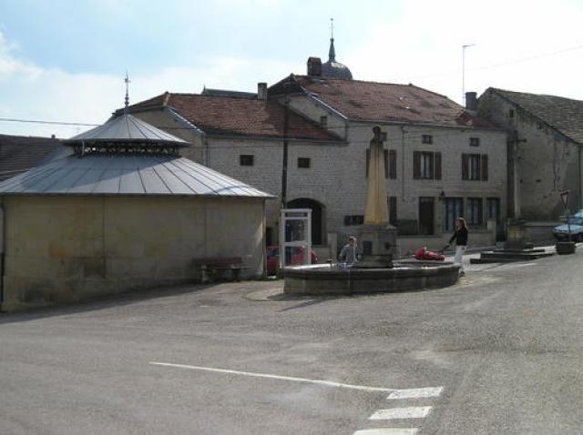 La place et son grand lavoir circulaire
