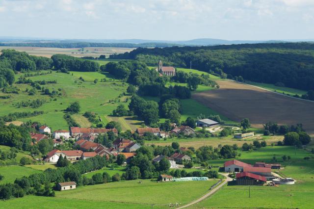 vue d ensemble de Molay depuis la montagne de la roche