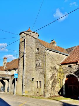 Maison avec tourelle au centre du village de Granvelle. Département de la Haute-Saône